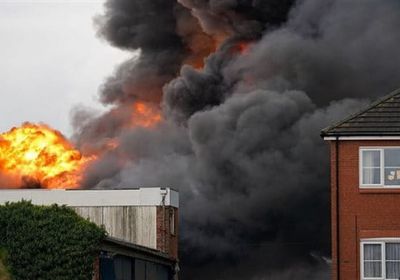 انفجارات جراء حريق ضخم في مصنع للبلاستيك ببريطانيا