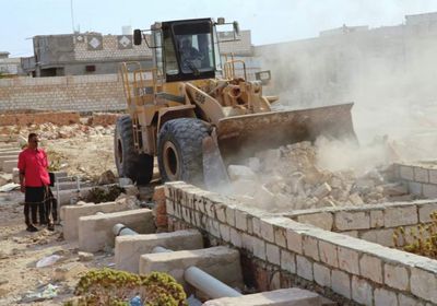 إزالة التعديات على أنابيب المياه في غيل باوزير