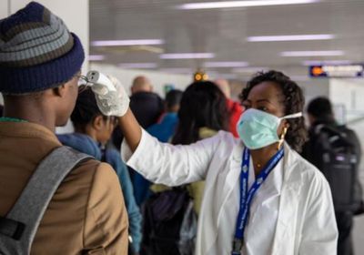 أوميكرون المتحور الجديد.. الحمى والسعال والإرهاق والتهاب الحلق أبرز الأعراض