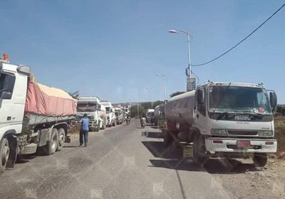 إضراب شاحنات النقل احتجاجًا على جشع الإخوان بتعز