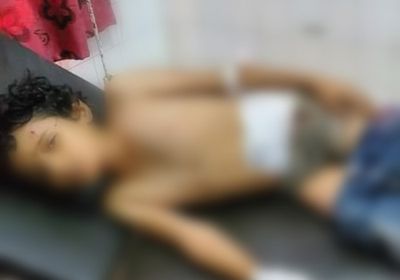 إسعاف طفل جريح بشظايا قذيفة حوثية في تعز