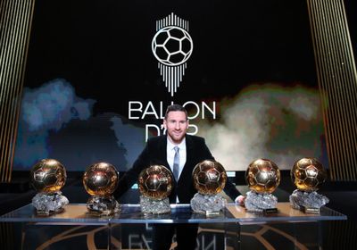 رسميا.. ميسي يفوز بالكرة الذهبية للمرة السابعة في تاريخه