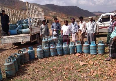 "خليفة الإنسانية" تمد منطقتين في سقطرى بالغاز المنزلي