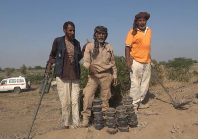 بالفيديو.. تفكيك ألغام حوثية في مزارع حيس