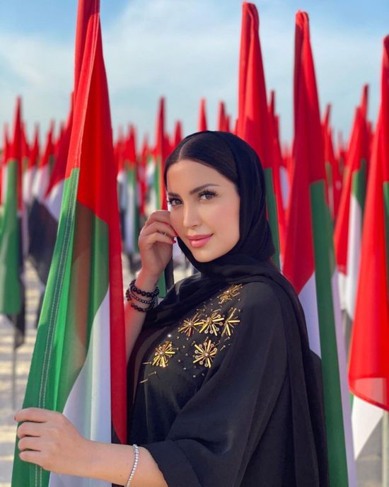 بجلسة تصوير وسط الأعلام الإماراتية.. نسرين طافش تحتفل باليوم الوطني الـ 50
