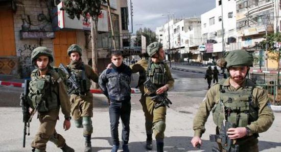 الاحتلال يعتقل أربعة فلسطينيين في الخليل وبلدة حلحول