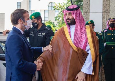 ولي العهد السعودي يستقبل الرئيس الفرنسي في مدينة جدة