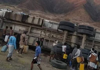 مهربة للحوثيين.. انقلاب قاطرة محملة بمحروقات في مرخة