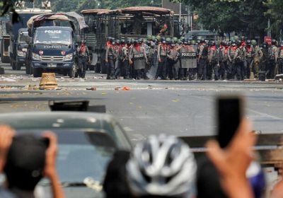 سيارة تابعة لقوات الأمن تقتل 5 محتجين في ميانمار