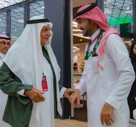 تركي الفيصل.. الأمير السعودي يرتدي زيًا رياضيًا خلال تفقده حلبة سباق فورمولا1