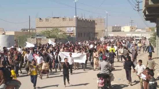 حشود في نصاب للمطالبة برحيل الإخواني بن عديو