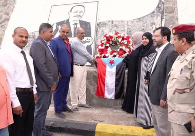 قيادات "الانتقالي" تضع إكليل زهور بموقع استشهاد جعفر سعد