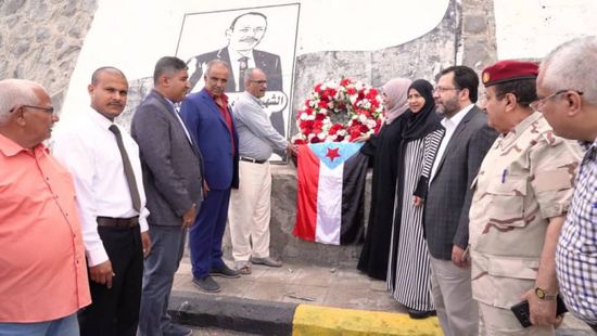 قيادات "الانتقالي" تضع إكليل زهور بموقع استشهاد جعفر سعد