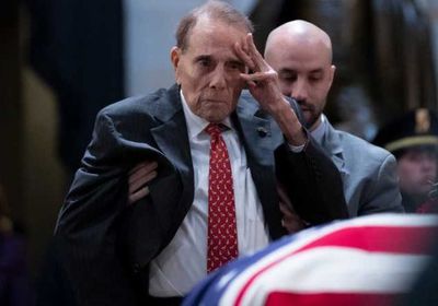 أمريكا تعلن الحداد 4 أيام على وفاة السيناتور السابق بوب دول