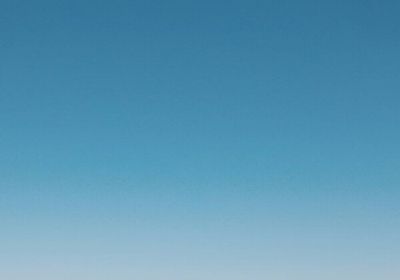 سماء المرتفعات الجبلية بلا سحب غدا