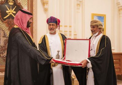 سلطان عُمان يمنح ولي العهد السعودي أحد أرفع الأوسمة العمانية