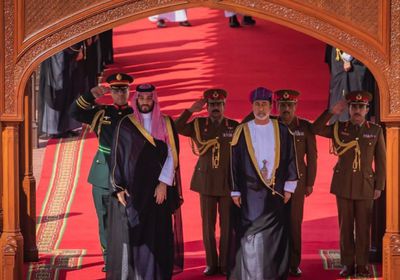 ولي العهد السعودي محمد بن سلمان.. السوشيال يحتفي بطفل عُماني يؤدي له التحية العسكرية