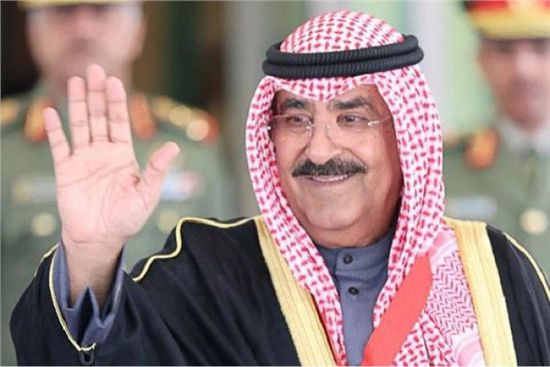 ولي العهد الكويتي يتسلم أوراق اعتماد سفير مصر لدى بلاده