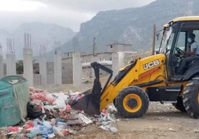 إزالة مخلفات من شوارع في أرخبيل سقطرى