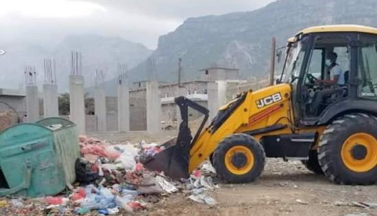 إزالة مخلفات من شوارع في أرخبيل سقطرى