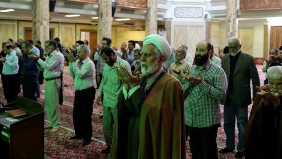 قيادي إيراني يطالب بإجبار المواطنين على الصلاة مثل طالبان