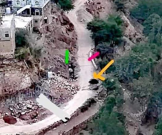 تحت حماية سلاح الإخوان.. تعديات على طريق حيوي بتعز