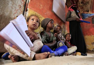 خطة صناعة العقول المفخخة.. لماذا يقصف الحوثيون "المدارس"؟