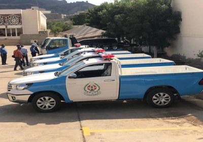 4 سيارات ورافعتين لشرطة السير في العاصمة عدن