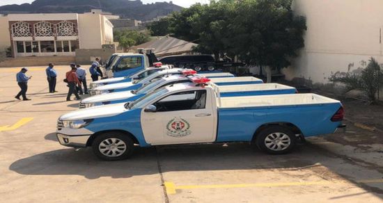 4 سيارات ورافعتين لشرطة السير في العاصمة عدن