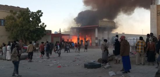 حريق بمحطة وقود في مدينة عتق