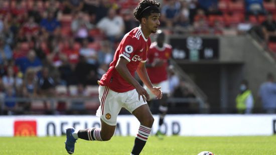 زيدان إقبال.. أول عراقي يلعب مع اليونايتد وفضل أسود الرافدين على إنجلترا