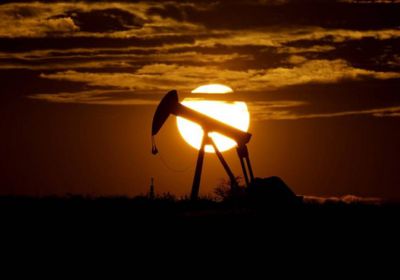 أسعار النفط تنخفض عند التسوية