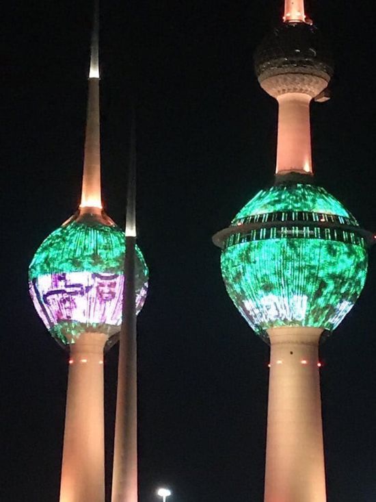 أبراج الكويت تتزين بالعلم السعودي وصورة الأمير محمد بن سلمان