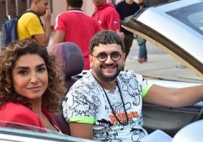 مصطفى خاطر مع روجينا في كواليس فيلم "مربع برمودة"