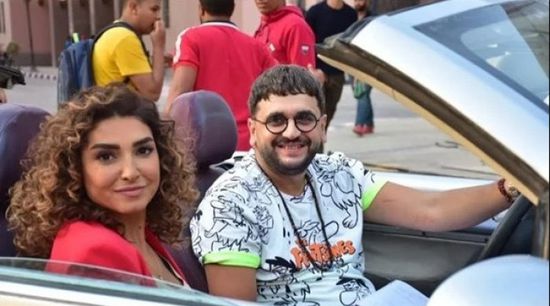 مصطفى خاطر مع روجينا في كواليس فيلم "مربع برمودة"