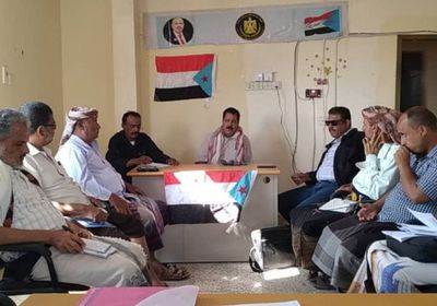 "انتقالي خنفر" يرفض توطين النازحين اليمنيين  بالمديرية