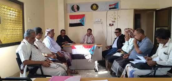 "انتقالي خنفر" يرفض توطين النازحين اليمنيين  بالمديرية