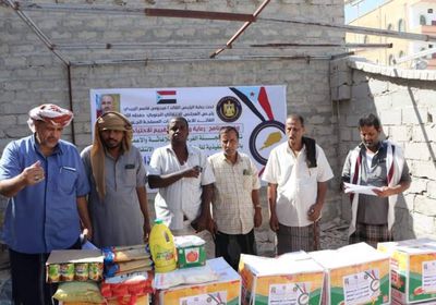 انتقالي المهرة يوزع مساعدات غذائية في الغيضة