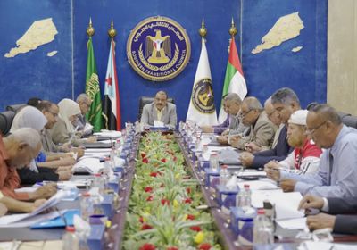 "الانتقالي" يضع الحكومة و"المركزي" أمام التزاماتهما