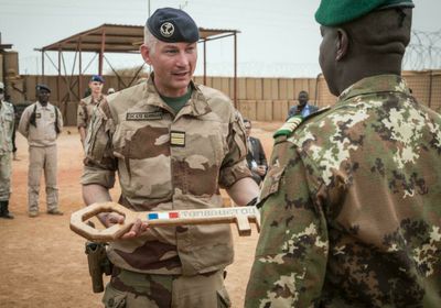 فرنسا تعيد معسكر تمبكتو إلى جيش مالي