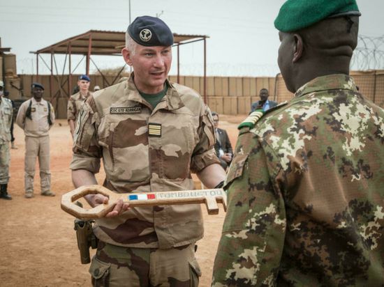 فرنسا تعيد معسكر تمبكتو إلى جيش مالي