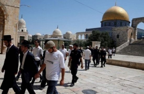 عشرات المستوطنين الإسرائيليين يقتحمون باحات الأقصى