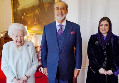 ملكة بريطانيا تمنح سلطان عُمان وسام الفارس الشرفي
