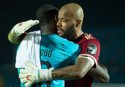 رايس مبولحي حارس الجزائر يكشف سر "قفاز عائشة" وينتظر وجبة "بوزلوف"