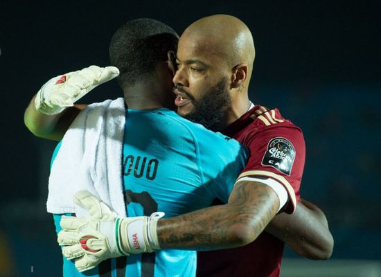 رايس مبولحي حارس الجزائر يكشف سر "قفاز عائشة" وينتظر وجبة "بوزلوف"