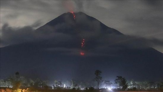 طوارئ في إندونيسيا خشية ثوران بركان جبل سيميرو