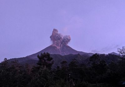  إندونيسيا تطالب السكان بالابتعاد عن مركز ثوران بركان جبل سيميرو