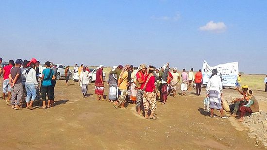 تركي يحرم أسرة شهيدين من أرضها في لحج