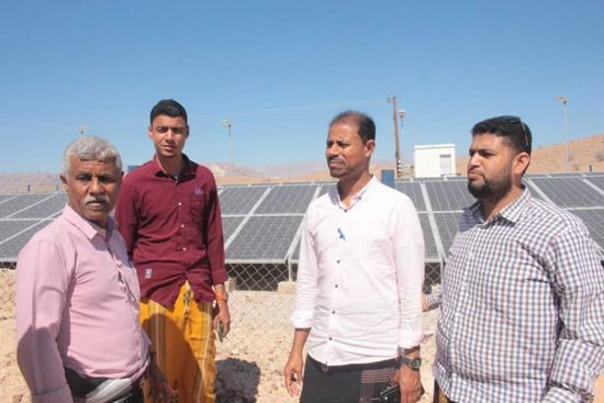 قيادات الشحر تتابع مشروع ربط آبار بخزان المويجة