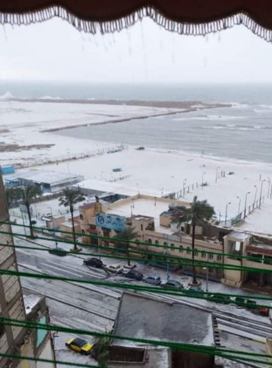 الثلوج في الإسكندرية.. عروس البحر المتوسط تكتسي باللون الأبيض